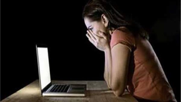 فتاة ترسل الصور لخطيبها