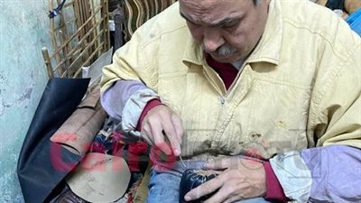 بالشمع والخيط والإبرة..أقدم صانع أحذية بالأقصر من 60 عامًا: الشباب معندهاش صبر تتعلم