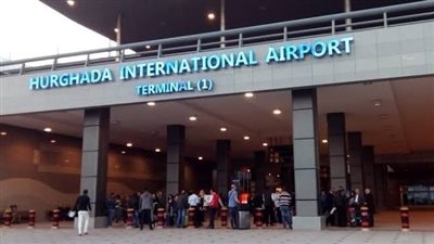 على متن 110 رحلات طيران.. الغردقة ومرسى علم يستقبلان 22 ألف سائح خلال اليوم