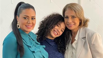 أول بطولة لبنتي.. رانيا يوسف تنشر صورًا من كواليس مسلسل فوبيا مع ابنتها نانسي