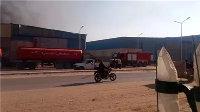 الحماية المدنية تواصل محاولات السيطرة على حريق مصنع النسيج بالمرج