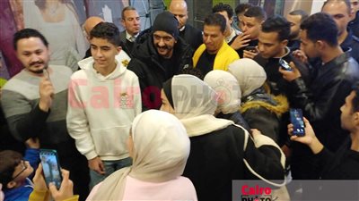 واقف وسط الجمهور.. أحمد العوضي يلتقط صورًا وسط جمهوره خلال العرض الخاص لفيلم الإسكندراني| بث مباشر 