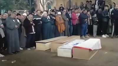 كل اثنين في قبر.. مشاهد حزينة من دفن الأسرة ضحية حادث ليبيا بالمنوفية