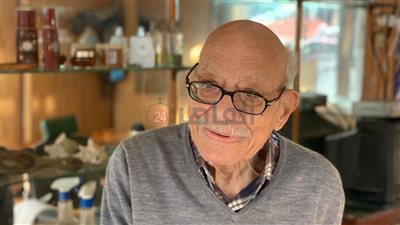 حلقت للأجانب في العدوان الثلاثي.. قصة عم يحيي أقدم حلاق ببورسعيد | صور وفيديو