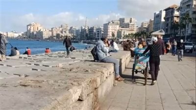رغم تحذيرات الأرصاد.. طقس مشمس وإقبال المواطنين على كورنيش الإسكندرية وشرم الشيخ للاستمتاع | بث مباشر