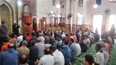 ما حكم تأخير صلاة الجمعة عن أول وقتها لاجتماع المصلين؟ الإفتاء توضح