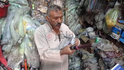 صاحب أقدم محل لبيع أدوات الصيد بقنا: بنشتغل في الصيف بس والصيد بالكهرباء سبب تراجع المهنة