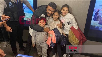 الكبير والصغير بيتصور معاه.. الجمهور يلتف حول أحمد العوضي خلال عرض فيلمه الإسكندراني | بث مباشر