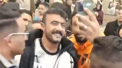 رافعين شعار بنحبك يا إسكندراني.. تزاحم جماهيري غير مسبوق حول أحمد العوضي بالإسكندرية| فيديو