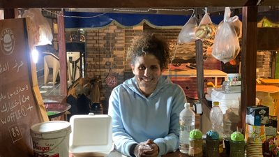 قصة كفاح لاعبة كرة باعت هاتفها المحمول لعمل مشروع مأكولات ببورسعيد| صور