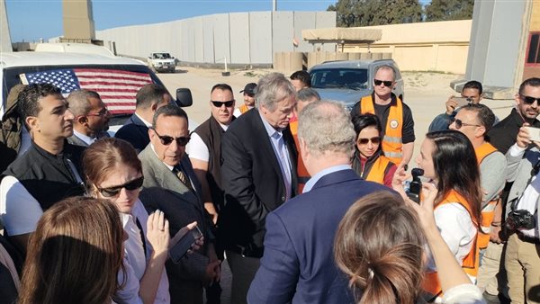 الوفد الأمريكي أمام