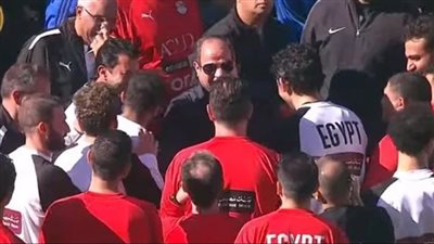 السيسي يلتقط صورة جماعية مع منتخب مصر.. ويمازح كهربا خلال مصافحته له: أنا حاسس بالكهربا| فيديو 