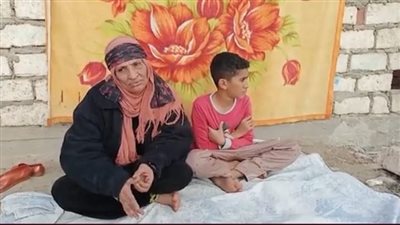 استغاثة مسنة بالمنيا لمساعدة حفيدها: أبوه وأمه ماتوا وأنا الحِمل تقل عليا بعد مرضي.. ونفسي يكمل تعليمه | بث مباشر