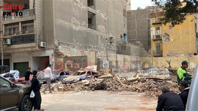 تحطم 7 سيارات بعد انهيار سور عقار في وسط البلد | بث مباشر