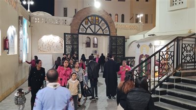 إقبال كبير من الأقباط على قداس عيد الميلاد في كنائس طنطا والغردقة | بث مباشر