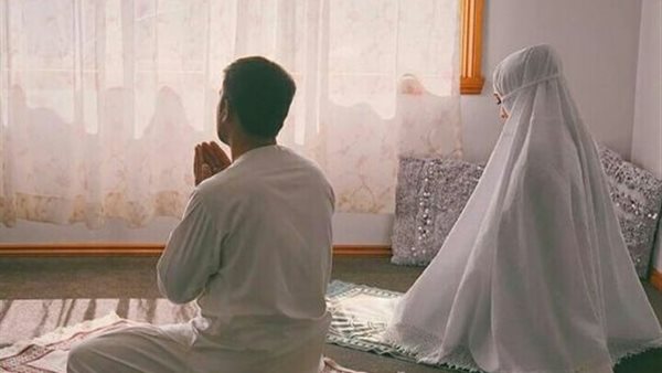 صلاة الرجل بزوجته