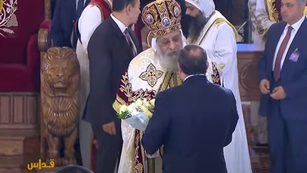  السيسي يهدي البابا