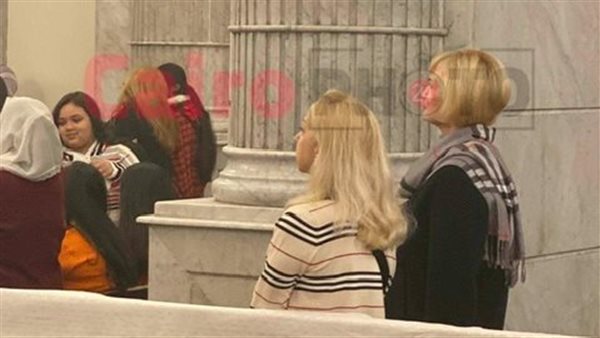 سائحتان تؤديان الصلاة