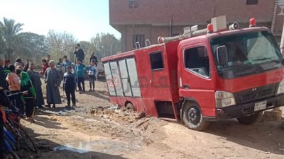 رايحة تطفي حريقة.. سقوط سيارة مطافي داخل حفرة صرف صحي بقنا