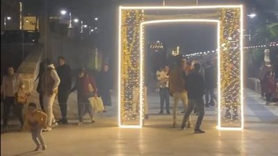 بالأيس كريم والسيلفي.. احتفال الأقباط بعيد الميلاد على كورنيش الأقصر | بث مباشر