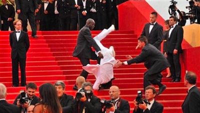 سقوط المغني الأمريكي جيسون ديرولو من على الدرج بحفل توزيع جوائز جولدن جلوب