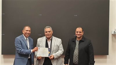 وزارة التنمية المحلية تكرم مدير مركز سيطرة الشبكة الوطنية بأسيوط والمحافظ يشيد بدور المركز والعاملين به