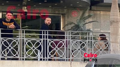 محمد الجارحي يصل إلى المستشفى للاطمئنان على حالة العامري فاروق | صور