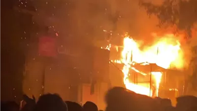 التفاصيل الكاملة لاحتراق 3 محال تجارية وإصابة 4 أشخاص باختناق في سوهاج| صور