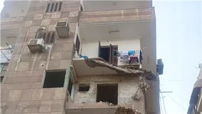 رئيس حي ثان المحلة: إزالة الأجزاء الخطرة العالقة بشرفة المنزل المنهار