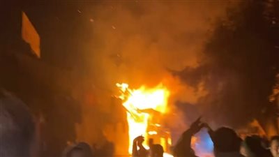 إصابة 4 أشخاص إثر نشوب حريق في 3 محال تجارية بسوهاج | بث مباشر