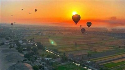 800 سائح يستقلون 30 رحلة بالون طائر بالأقصر اليوم