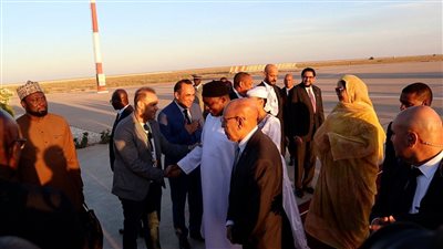 السفير حاتم رسلان يشارك في استقبال رئيس جامبيا لدى وصوله إلى موريتانيا