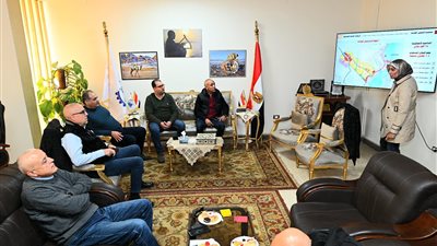 وزير الإسكان يعقد اجتماعا بمقر جهاز مدينة السويس الجديدة لمتابعة سير العمل 
