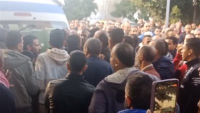 المئات يشاركون في جنازة المحامي المشنوق داخل مكتبه بالإسكندرية | بث مباشر 