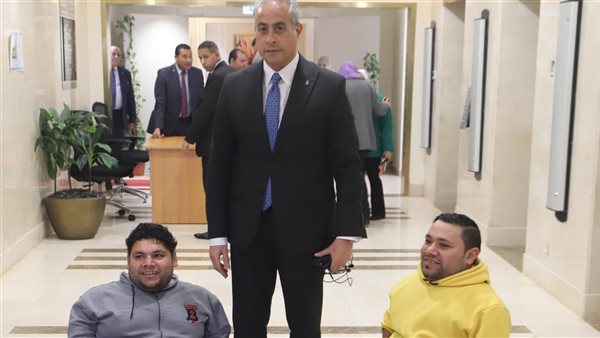 وزير العمل رفقة اثنين