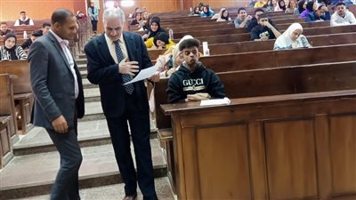 نائب رئيس جامعة أسوان يتابع امتحانات الفصل الدراسي الأول