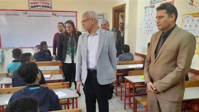 مدير تعليم القاهرة يتابع امتحانات الترم الأول.. ويؤكد على توفير الهدوء والراحة للطلاب