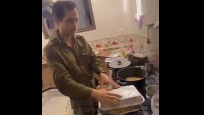 انظروا إلى المائدة.. جنود إسرائيليون يطهون الطعام داخل منزل أحد قادة حماس بغزة