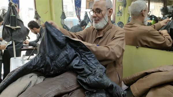 عم مصطفي أثناء إصلاح