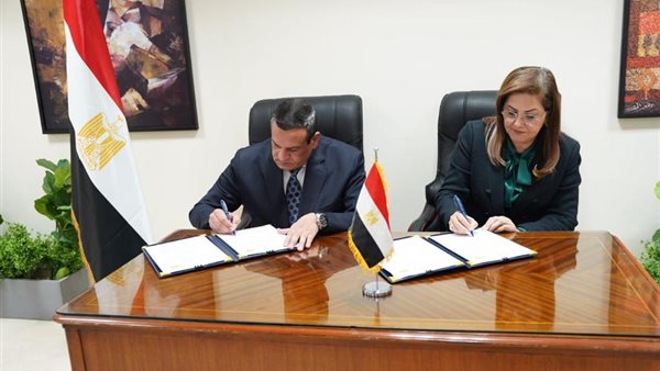 جانب من التوقيع