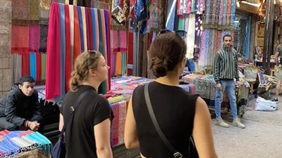 متعة السائحين في التسوق..المئات في زيارة السوق السياحي بالأقصر يوميًا 