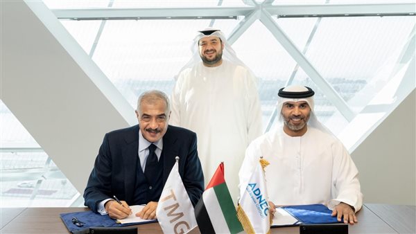 جانب من التوقيع