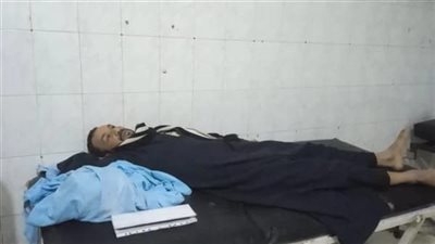 امتنعوا عن الأكل 9 ساعات.. عامل مصنع سكر دشنا المفصول وأسرته يغادرون المستشفى بعد إنهاء إضرابهم