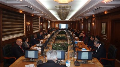 وزير التعليم العالي يستعرض تقريرًا حول الاجتماع الدوري للمجلس الأعلى لشئون الدراسات العليا والبحوث