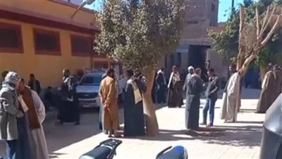 أسرة زوجة لقيت مصرعها خنقا على يد زوجها بأسيوط ينتظرون خروج جثمانها من المشرحة | بث مباشر