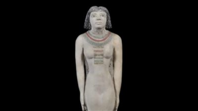 المتحف المصري بالتحرير يعرض تمثالا من الحجر الجيري الملون لزوجة نفر حرن بتاح