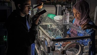 إسعافات تحت ضوء الكشافات.. انقطاع الكهرباء عن حضانات الأطفال حديثي الولادة بأحد مستشفيات غزة