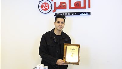 القاهرة 24 يكرم عنبة بعد أولى تجاربه السينمائية بفيلم عصابة عظيمة | صور