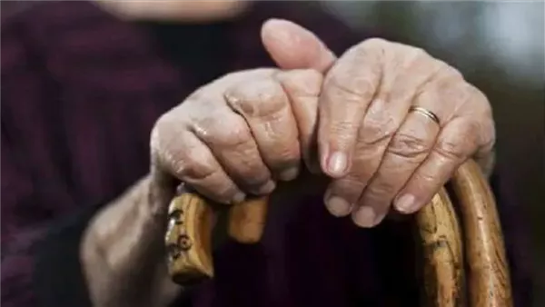 مسنة - تعبيرية