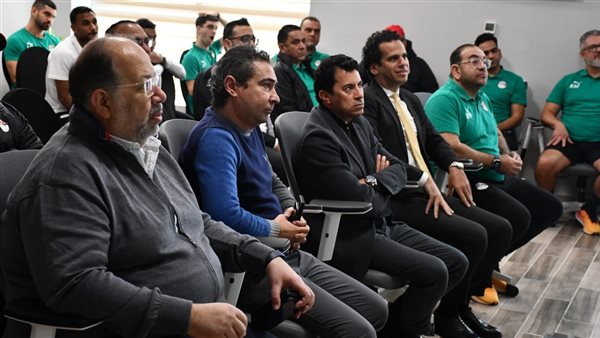 وزير الرياضة مع لاعبي